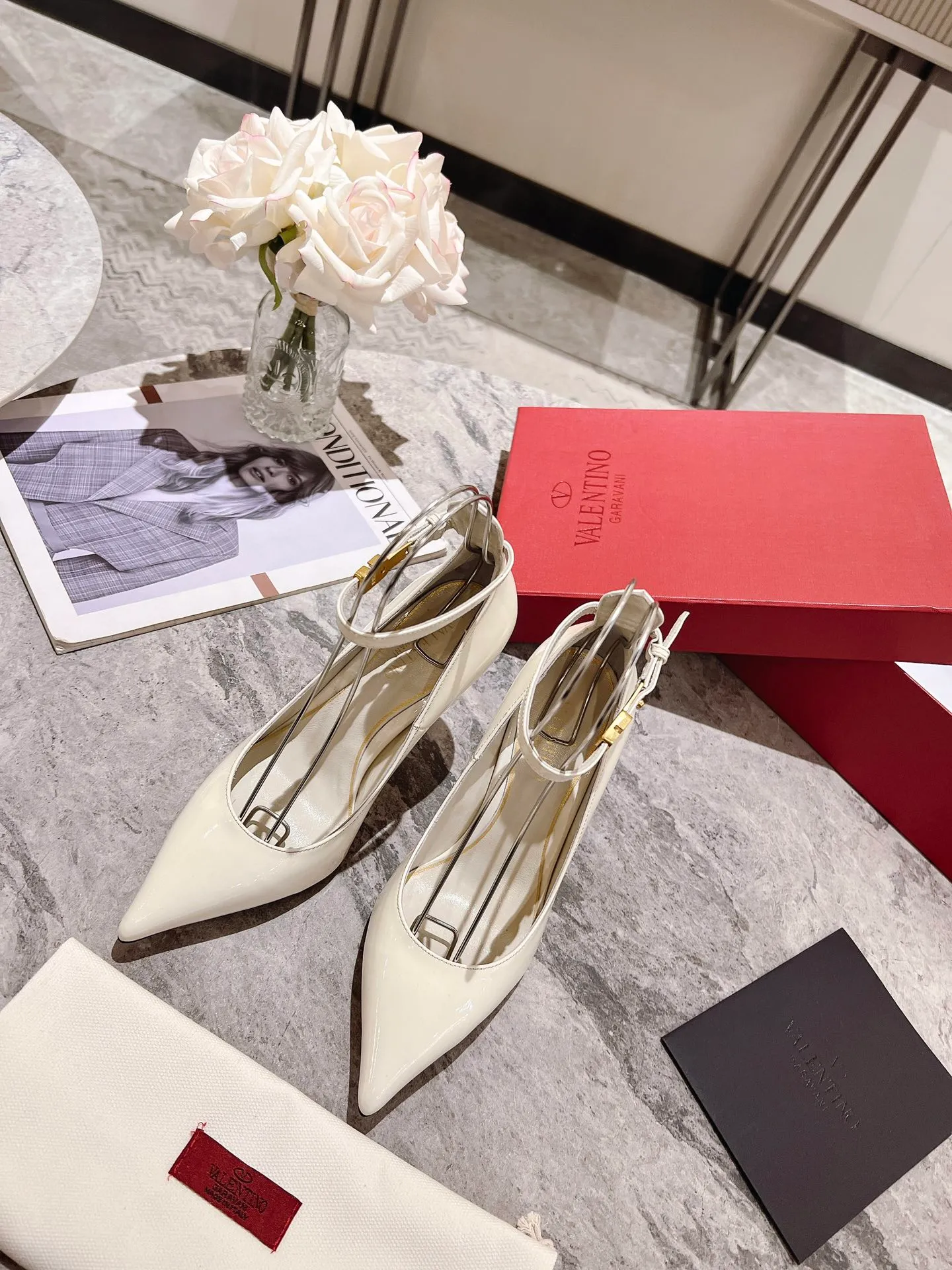 👟👟Ex-factory price 440👟👟 Genuine leather sole +40 Top version 𝑉𝐴𝐿𝐸𝑁𝑇𝐼𝑁𝑂 Valentino new spring and summer women's 6⃣️color patent leather shoes. Unique (small V-label buckle) hardware brings out a full sense of high-end, and the new season will live up to expectations! Worth buying ★ Qipi is absolutely high-grade ❥Original method, absolutely sensual ❥Elegant style, creating a different feeling, simple and elegant style!  Code number: 35-41 (34-42 customized) Fabric: Imported patent leather Lining: Sheepskin lining Heel height: 7cm-10cm2⃣️Various heel height options Leather outsole Rubber outsole